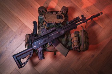 Balistik Eyaletler Mart 1, 2026 Modern Kalaşnikof AK-12 Saldırı Tüfeği EOTech Holografik Görüş ve Taktiksel Plaka Taşıyıcısında El Feneri.