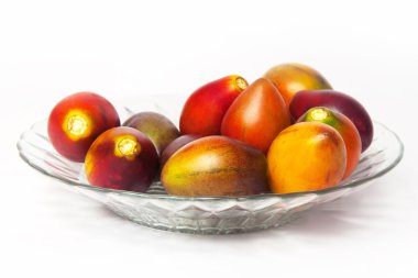 Tamarillo beyaz bir arka plan üzerine bir tabak içinde