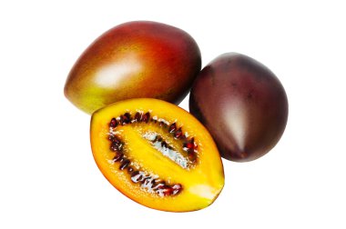 Beyaz zemin üzerinde üç tamarillo