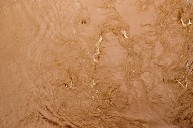 Kirli suya düşen su damlaları