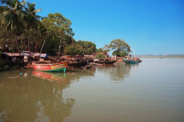 Tekneler limanda vardır. Goa, Hindistan. Tekneler limanda vardır.