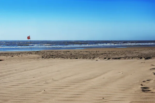 Praia vazia, mar, sol, céu e areia — Fotografia de Stock