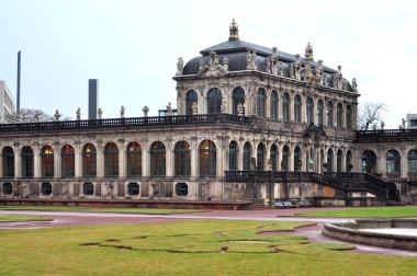 Merdiven Zwinger palace ve Residenzschloss (Belediye Binası) üzerinde 