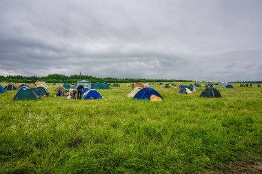 Gün batımı sırasında alanında çadır
