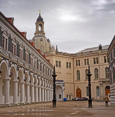 Zwinger palace ve arkadaki Dr Residenzschloss (Belediye Binası)