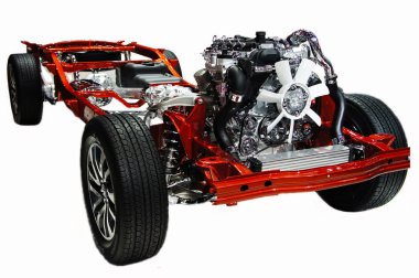 Araba şasi üzerinde beyaz izole motoru ile