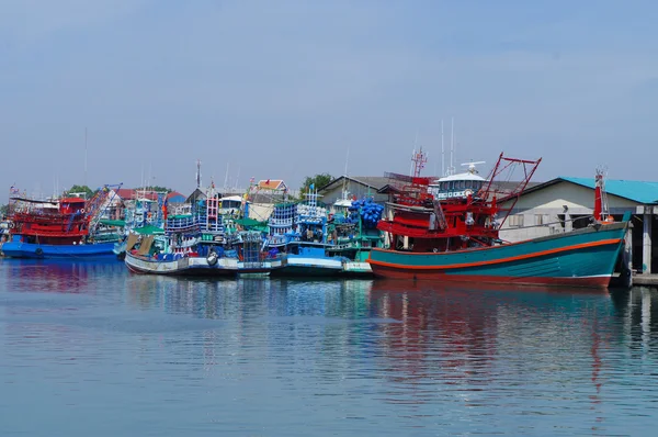 Marina riveraine pleine de bateaux de pêche commerciale à Rayong, Thaïlande — Photo