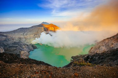 Kawah Ijen'de güneş doğarken