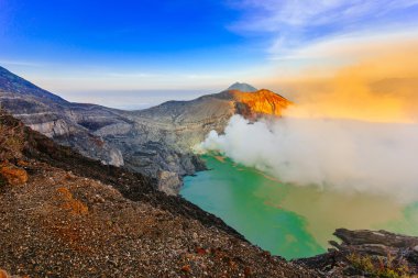 Kawah Ijen'de güneş doğarken