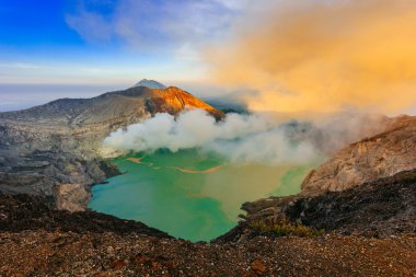 Kawah Ijen'de güneş doğarken