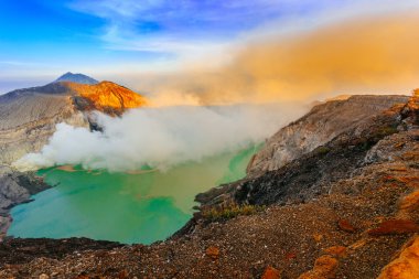 Kawah Ijen'de güneş doğarken