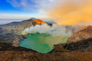 Kawah Ijen'de güneş doğarken