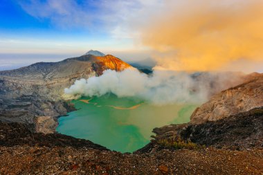 Kawah Ijen'de güneş doğarken