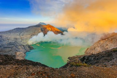 Kawah Ijen'de güneş doğarken