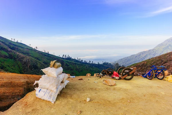 Estrazione di zolfo del cratere Ijen — Foto Stock