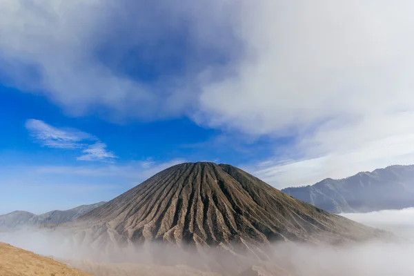 Berg Batok en zandduinen — Stockfoto