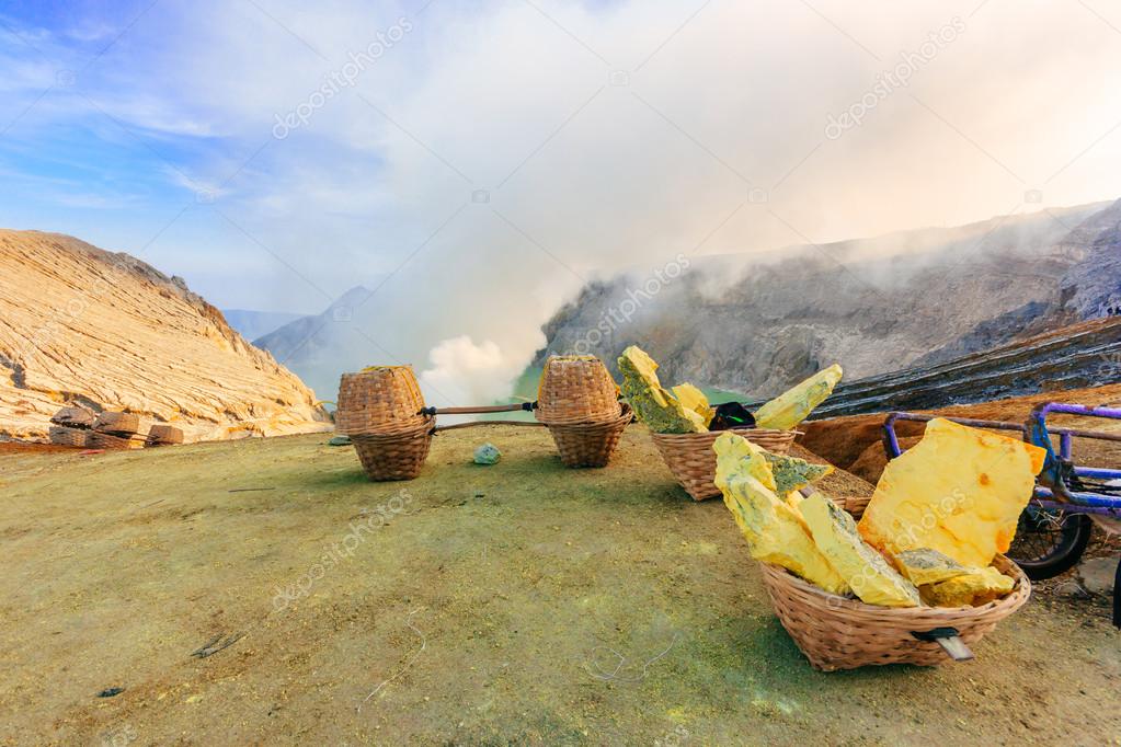  Schwefelabbau  im Ijen  Krater Stockfotografie 