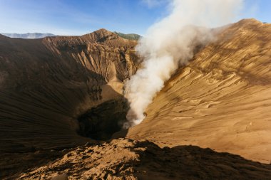 MT Bromo dışarı geliyor duman