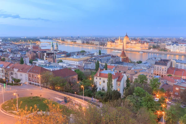 Ungerska parlamentsbyggnaden av Donau i staden mot himlen — Stockfoto