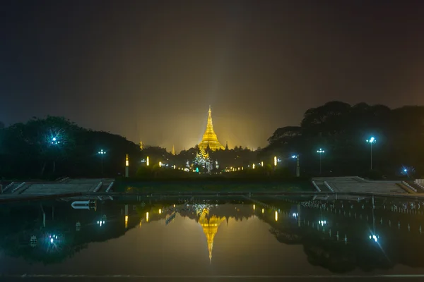 Złota Pagoda Shwedagon w nocy w Yangon, Myanmar — Zdjęcie stockowe