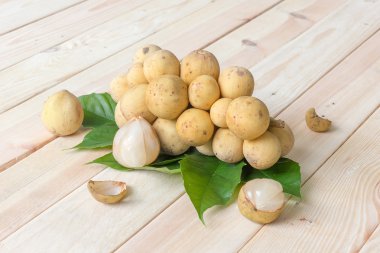 Longkong (Lansium parasiticum), tropic al meyve ahşap arka plan üzerinde