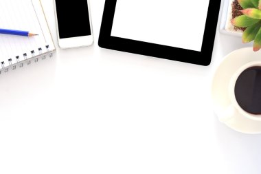 İşyeri, smartphone, dekoratif bitki, kalem ve kahve Kupası beyaz masada tabletiyle Üstten Görünüm