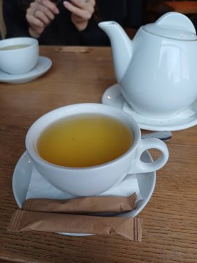 Bir fincan çay ve bir bardak çay.