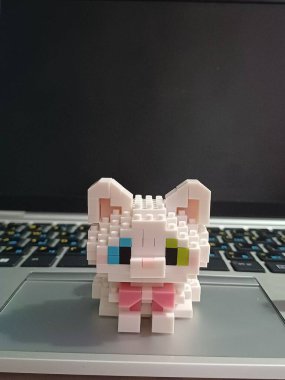 Masasında oyuncak olan beyaz ayı.