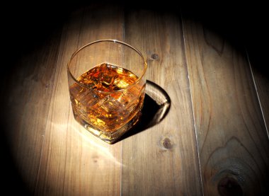 Viski bardakta, tahta masada.