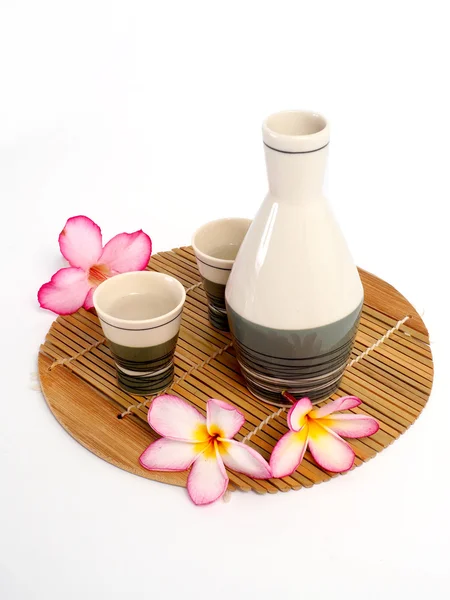 Butelkę sake i kubek z białym tłem — Zdjęcie stockowe