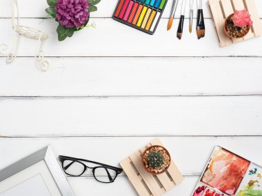 «Ana sayfa» görünümü: pastel renk, saat, gözlük, sandalye modeli, ahşap tepsi rengi