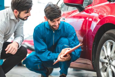 Araba tamircisi işe hazır. Elleri Büyük Anahtarlı Otomobil Tamircisi. Problemin nasıl çözüleceği hakkında fikirler. Garajda araba tamir eden bir erkek tamirci. Odaklanma kapatıldı. .