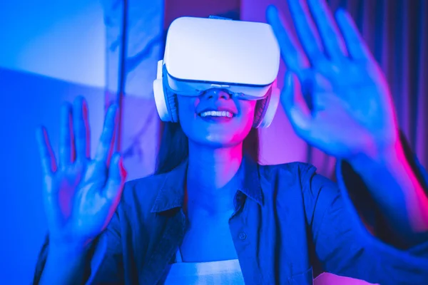 Jonge Aziatische Vrouw Gebruikt Virtual Reality Headset Neon Licht Studio — Stockfoto