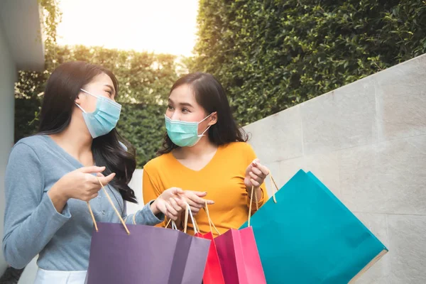 Yüz Maskesi Takan Asyalı Kadın Alışveriş Torbalarıyla Alışveriş Yapan Mutlu — Stok fotoğraf