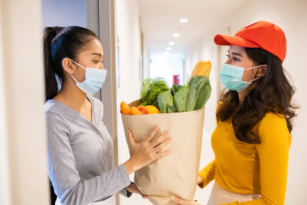 Asiatisk Kvinna Ansikte Mask Hemma Och Leverera Kvinna Bär Ansikte — Stockfoto