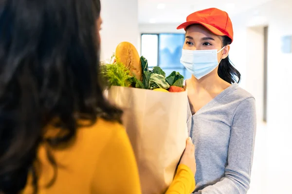 Asiatisk Kvinna Ansikte Mask Hemma Och Leverera Kvinna Bär Ansikte — Stockfoto