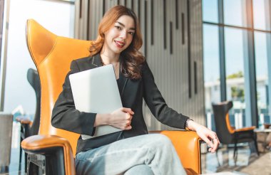 Büyük şirketin çekici ve zarif sahibi uluslararası işletmelerle çevrimiçi bir toplantı yapıyor. Ofiste çalışırken dizüstü bilgisayarında yaratıcı fikirler hakkında ders izleyen genç bayan tasarımcı. Sarı saçlı pozitif öğrenci. 