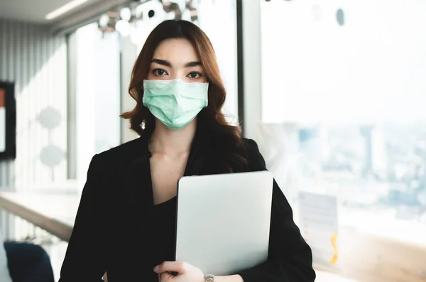 Virüs Koronavirüsü Enfeksiyonu Kadını Girişimci Yüz Maskesi Takıyor Dizüstü Bilgisayarı — Stok fotoğraf