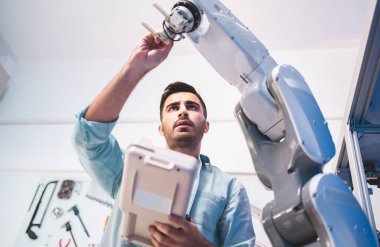 Erkek Mühendisler Bakım Robotu Kolu Laboratuvarda. Modern ekipmanlarla Yüksek Teknoloji Araştırma Laboratuvarı 'nda. Teknoloji ve Yenilik Konsepti. Profesyonel Japon Geliştirme Mühendisi Yapay Zeka Testi yapıyor. Konsepti başlat.