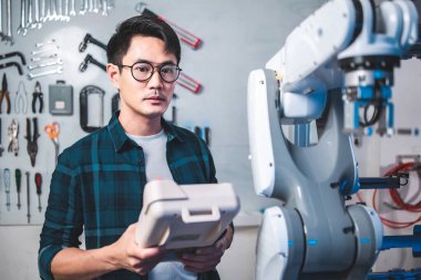Erkek Mühendisler Bakım Robotu Kolu Laboratuvarda. Modern ekipmanlarla Yüksek Teknoloji Araştırma Laboratuvarı 'nda. Teknoloji ve Yenilik Konsepti. Profesyonel Japon Geliştirme Mühendisi Yapay Zeka Testi yapıyor. Konsepti başlat.
