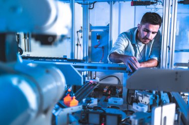 Erkek Mühendisler Bakım Robotu Kolu Laboratuvarda. Modern ekipmanlarla Yüksek Teknoloji Araştırma Laboratuvarı 'nda. Teknoloji ve Yenilik Konsepti. Profesyonel Japon Geliştirme Mühendisi Yapay Zeka Testi yapıyor. Konsepti başlat.