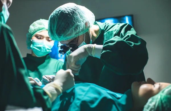 Medico Chirurgo Indossa Guanti Chirurgici Prima Dell Intervento Sala Operatoria — Foto Stock