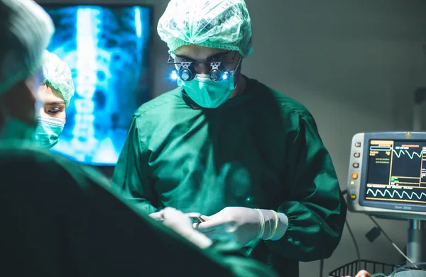 Medico Chirurgo Indossa Guanti Chirurgici Prima Dell Intervento Sala Operatoria — Foto Stock