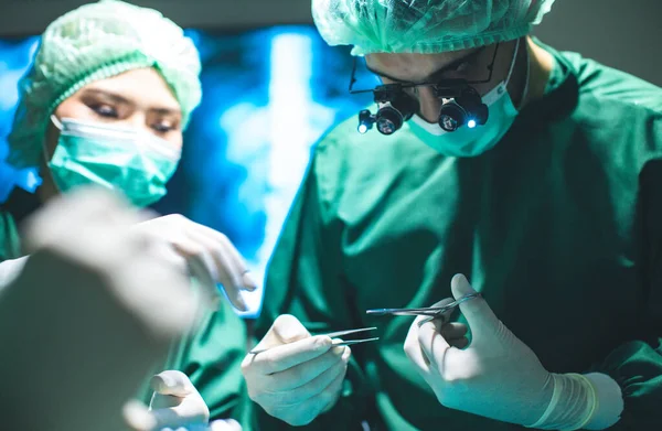 Врач Хирург Надевает Хирургические Перчатки Перед Операцией Операционной Азиатский Врач Лицензионные Стоковые Изображения