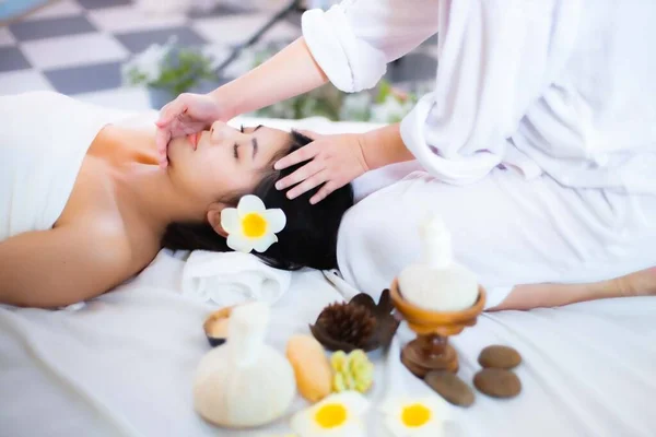 Asiática Mujer Hermosa Joven Saludable Salón Spa Tratamiento Masaje Sala —  Fotos de Stock