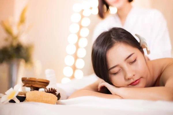 Asiatica Bella Giovane Sana Donna Nel Salone Termale Sala Spa — Foto Stock