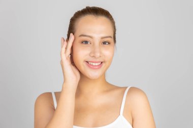 Güzel, genç, Asyalı kısa saçlı, temiz tenli bir kadın. Yüz bakımı, yüz bakımı, kozmetoloji, güzellik ve sağlıklı cilt ve kozmetik fikirler konsepti.