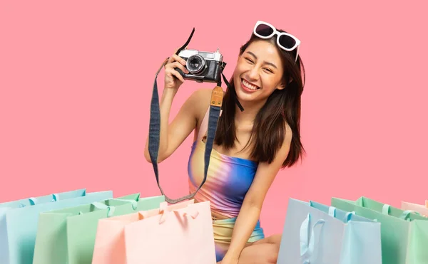 穿着比基尼的美丽性感的亚洲女人孤身一人站在粉色的背景上笑着 暑假快乐地旅行 — 图库照片
