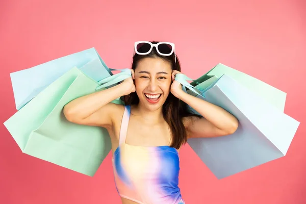 Hermosa Sexy Mujer Asiática Bikini Sonriente Pie Sobre Fondo Rosa — Foto de Stock