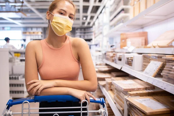 Coronavirus Covid Salgını Sırasında Tıbbi Maskeli Genç Bir Kadın Depoda — Stok fotoğraf